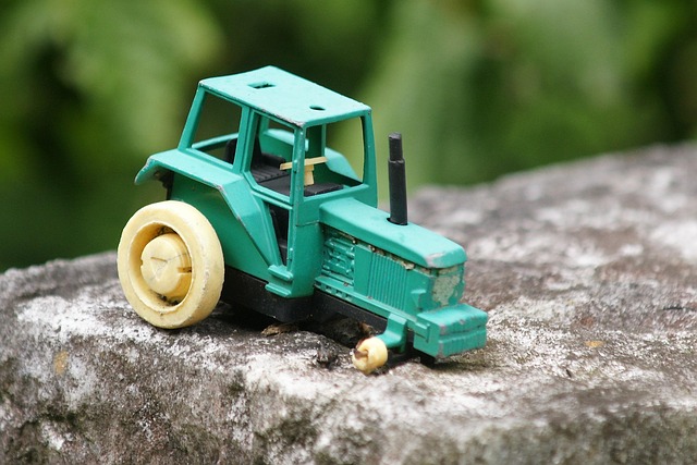 defekter Spielzeugtraktor