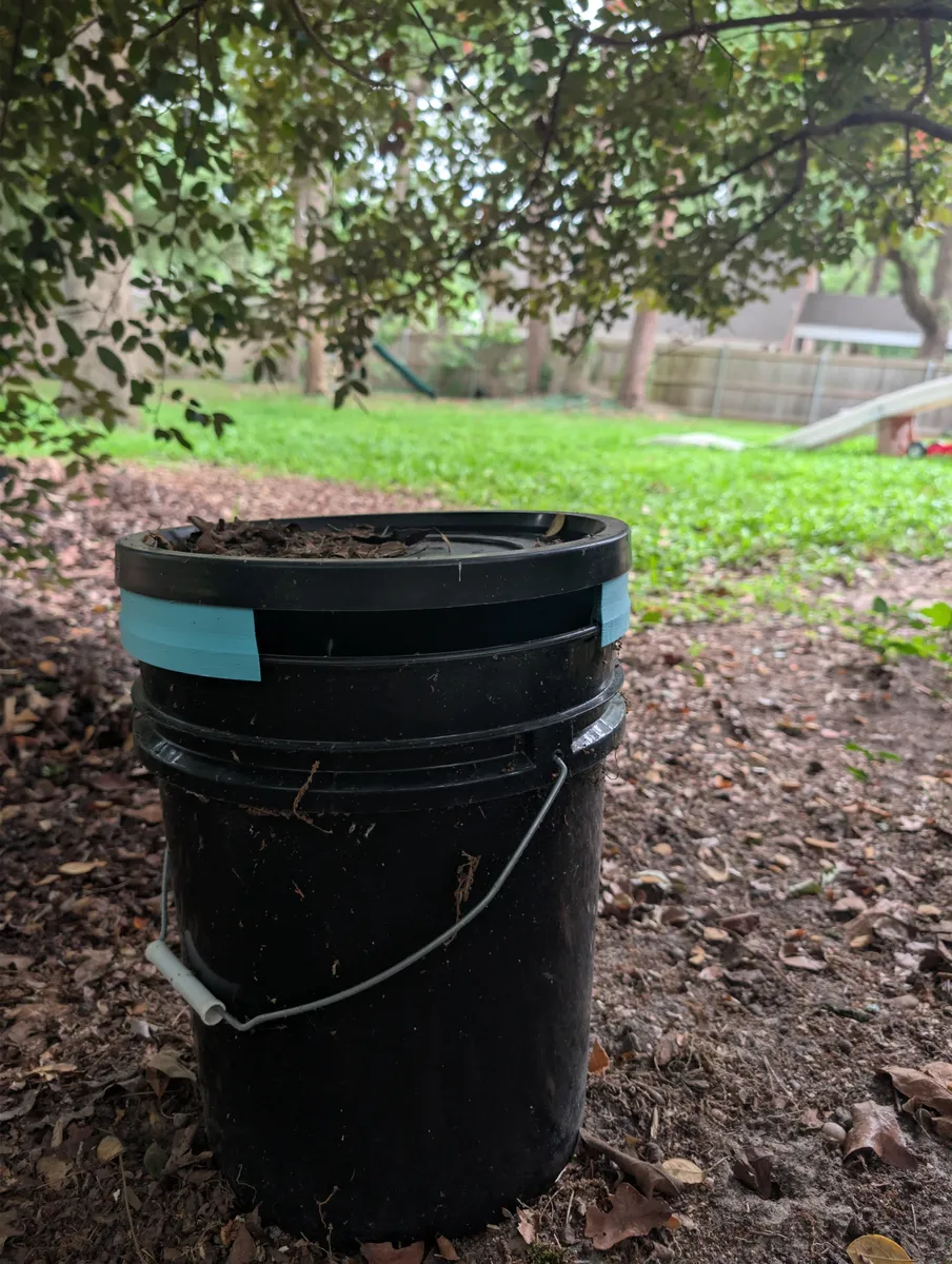 Eimer-Abstandshalter für Mückenfalle | Deckel-Halter Garten