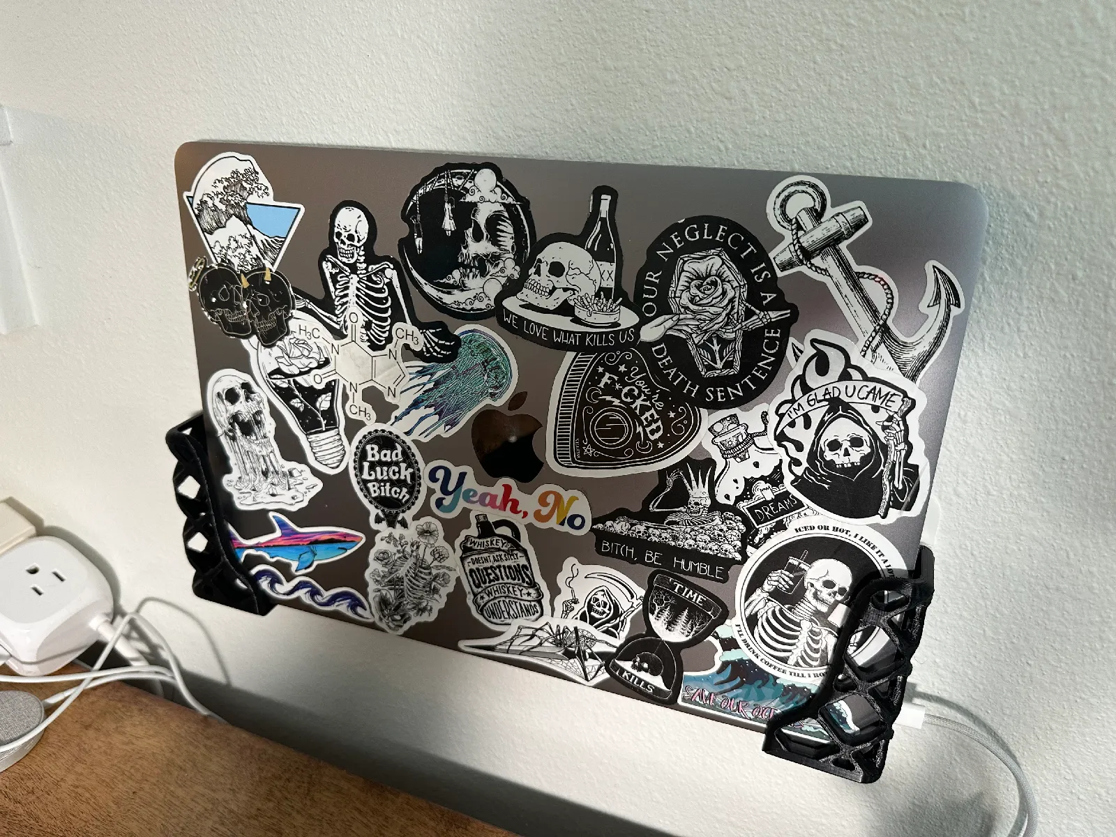 Laptop Wandhalterung | Platzsparende Halterung für MacBook & Notebook