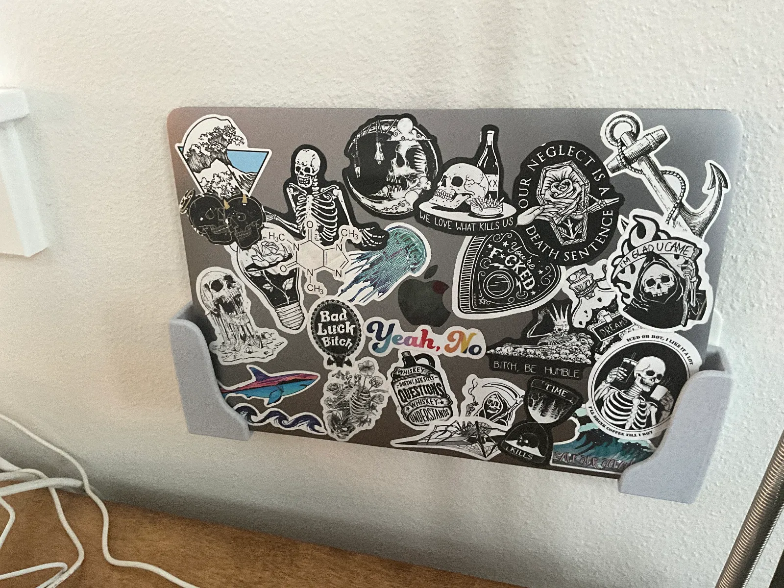 Laptop Wandhalterung | Platzsparende Halterung für MacBook & Notebook - image4 Laptop Wandhalterung | Platzsparende Halterung für MacBook & Notebook – Bild 4