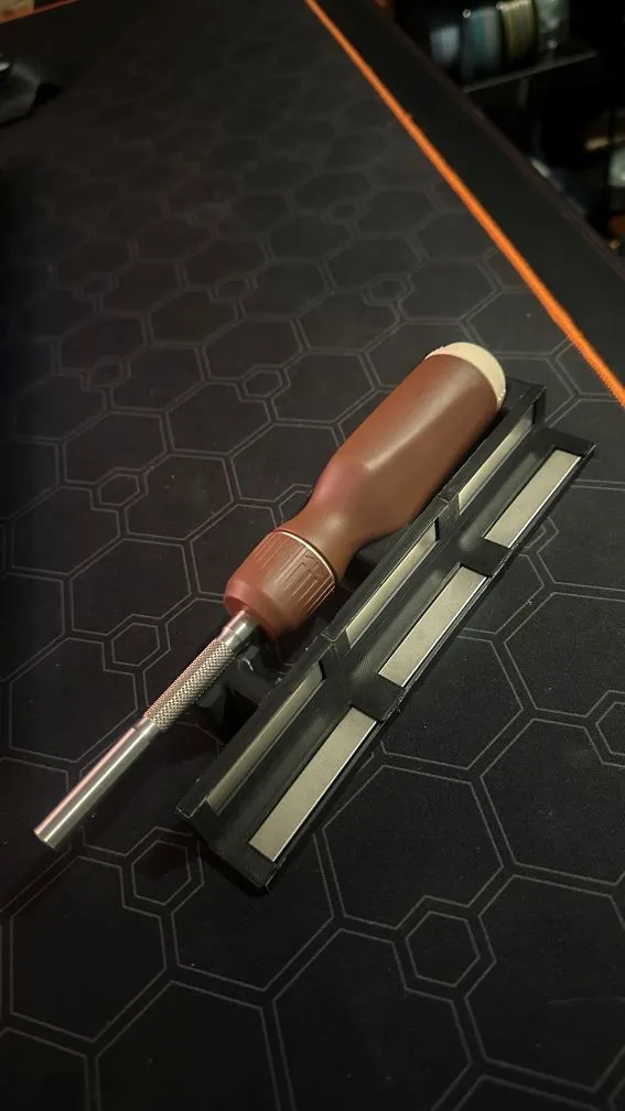 LTT Screwdriver Halterung für Secretlab Magnus Pro | Magnetisch - image3 LTT Screwdriver Halterung für Secretlab Magnus Pro | Magnetisch – Bild 3