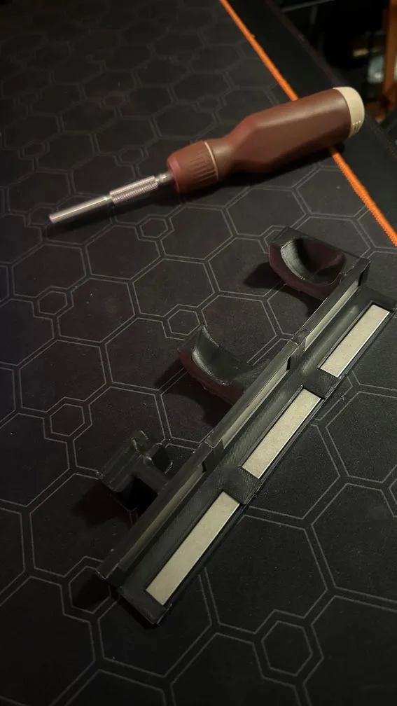 LTT Screwdriver Halterung für Secretlab Magnus Pro | Magnetisch - image4 LTT Screwdriver Halterung für Secretlab Magnus Pro | Magnetisch – Bild 4