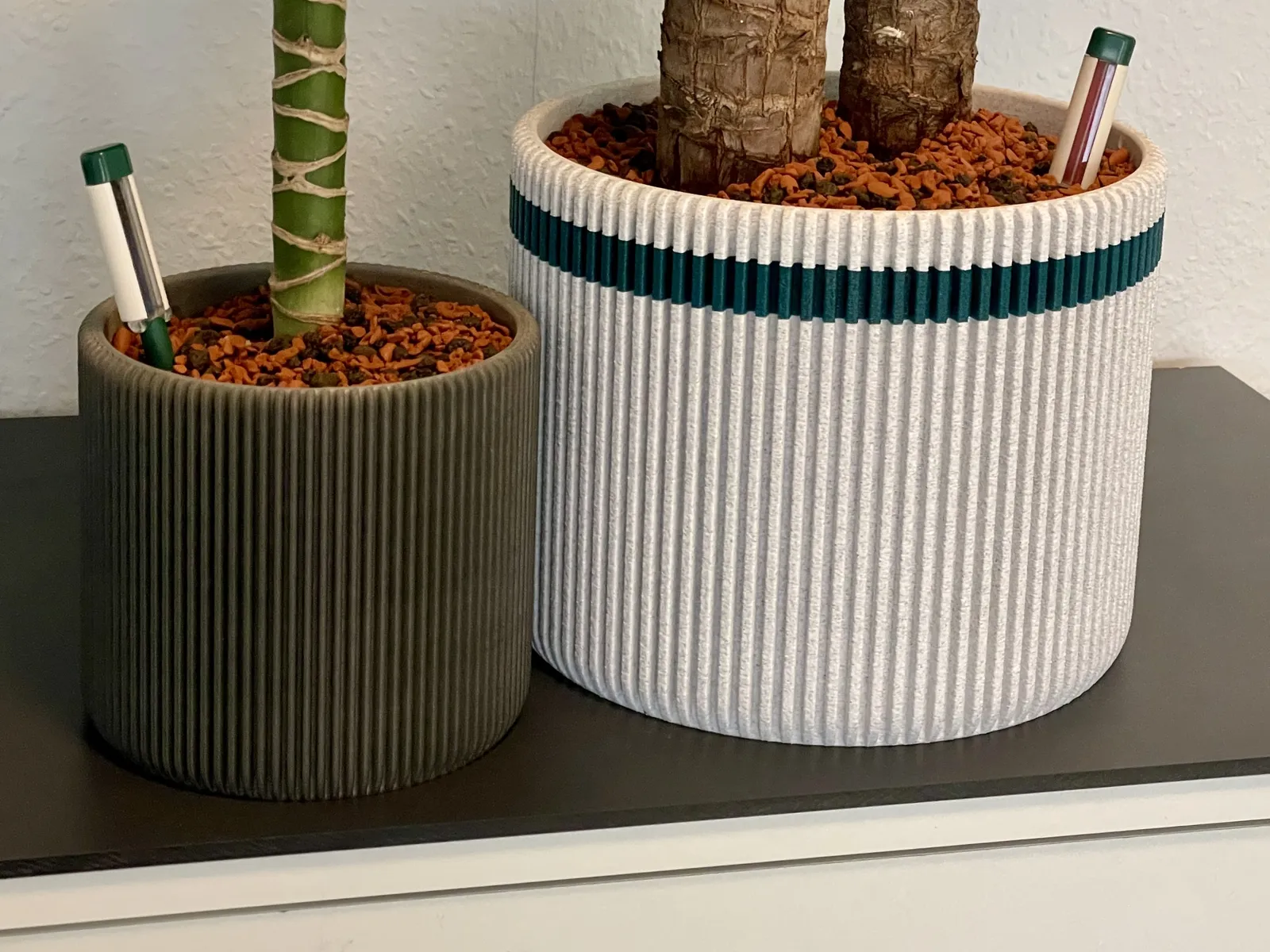 Design Blumentopf mit Rillenstruktur – Stilvoller Übertopf