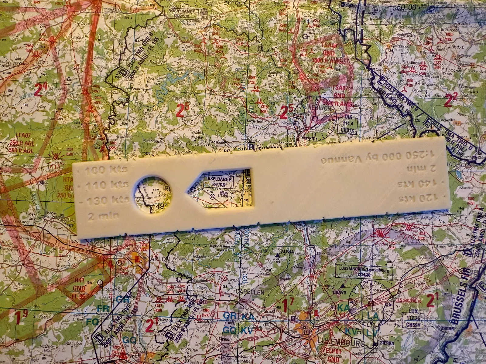 ICAO Fluglineal 1:250.000 | Navigationshilfe für Piloten