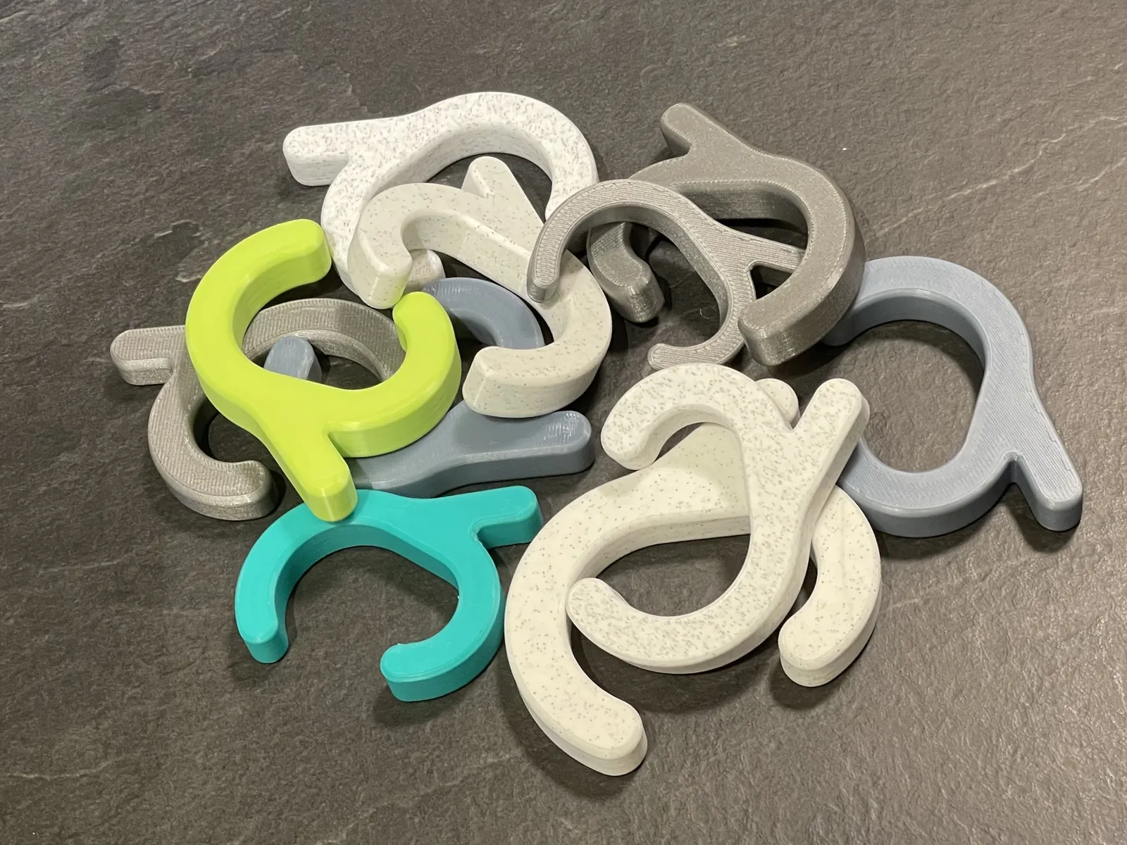 Kompakter Tischhaken für Tischplatten bis 24mm - image3 Kompakter Tischhaken für Tischplatten bis 24mm - 4er Set – Bild 3