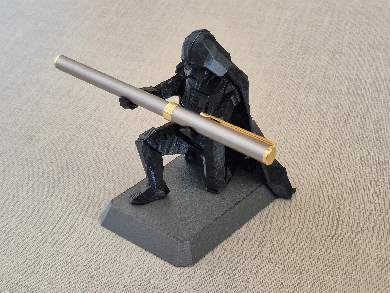 Darth Vader Stifthalter | Low-Poly Figur für den Schreibtisch