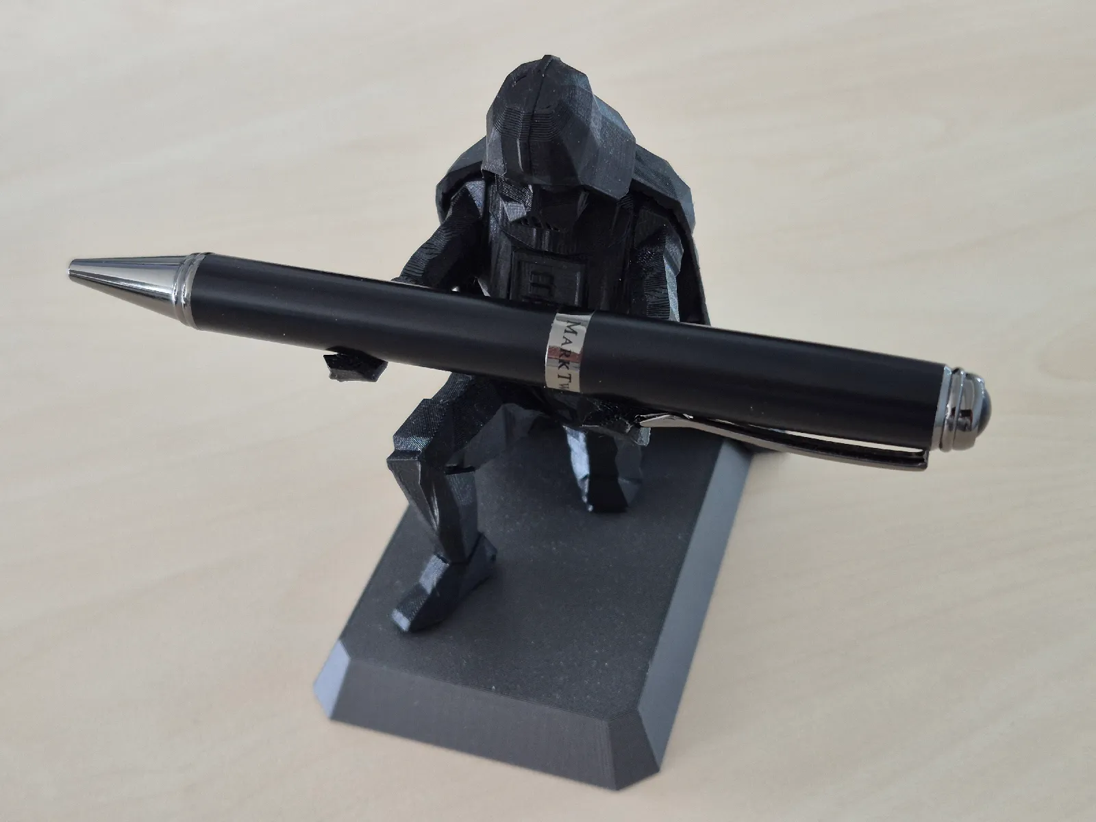 Darth Vader Stifthalter | Low-Poly Figur für den Schreibtisch - image10 Darth Vader Stifthalter | Low-Poly Figur für den Schreibtisch – Bild 2