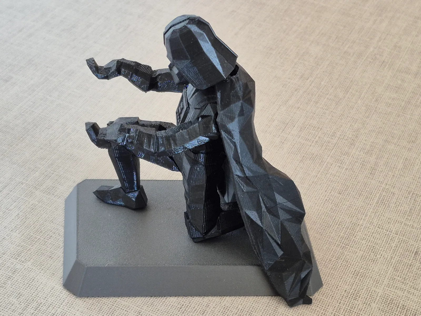 Darth Vader Stifthalter | Low-Poly Figur für den Schreibtisch - image9 Darth Vader Stifthalter | Low-Poly Figur für den Schreibtisch – Bild 10