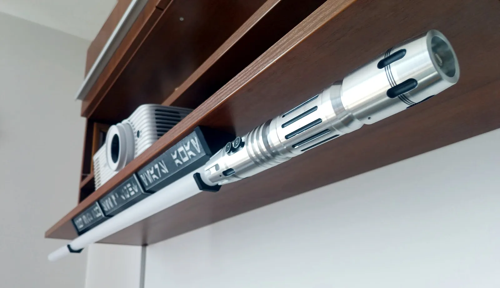Lichtschwert Wandhalterung mit Aurebesh | Star Wars Deko