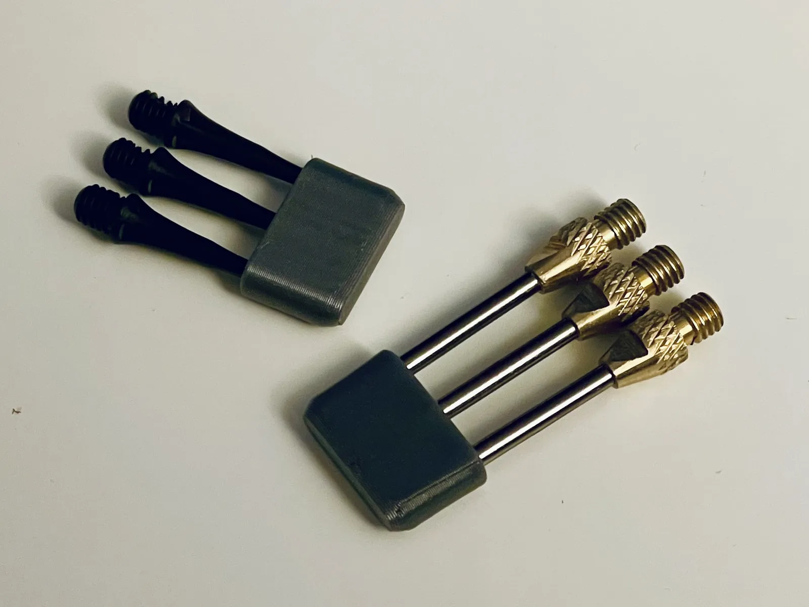 Kompakter Dartspitzen-Halter für 3 Steeldarts & Softdarts