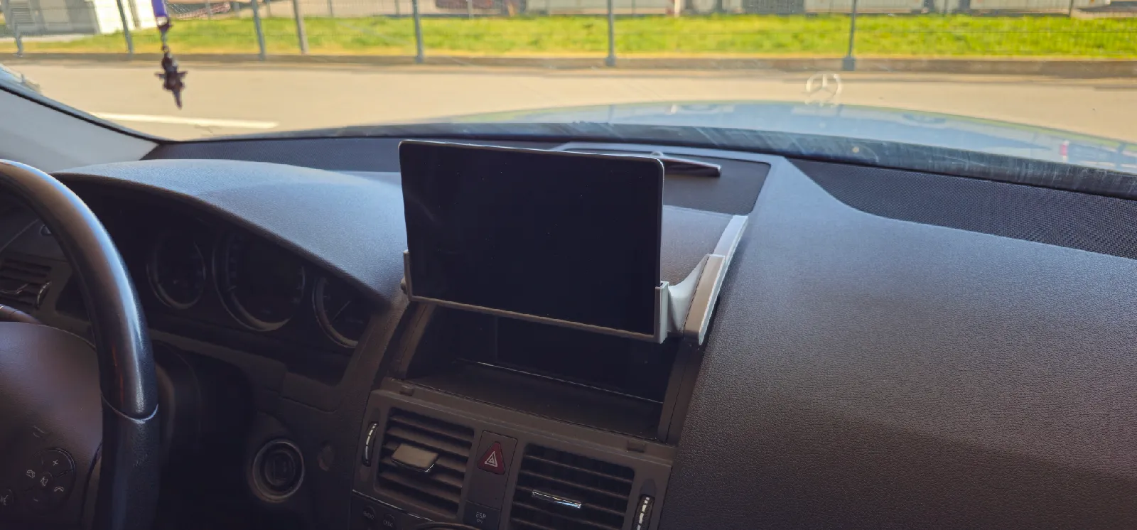 Mercedes W204 Tablet Halterung | Navi-Upgrade für C-Klasse