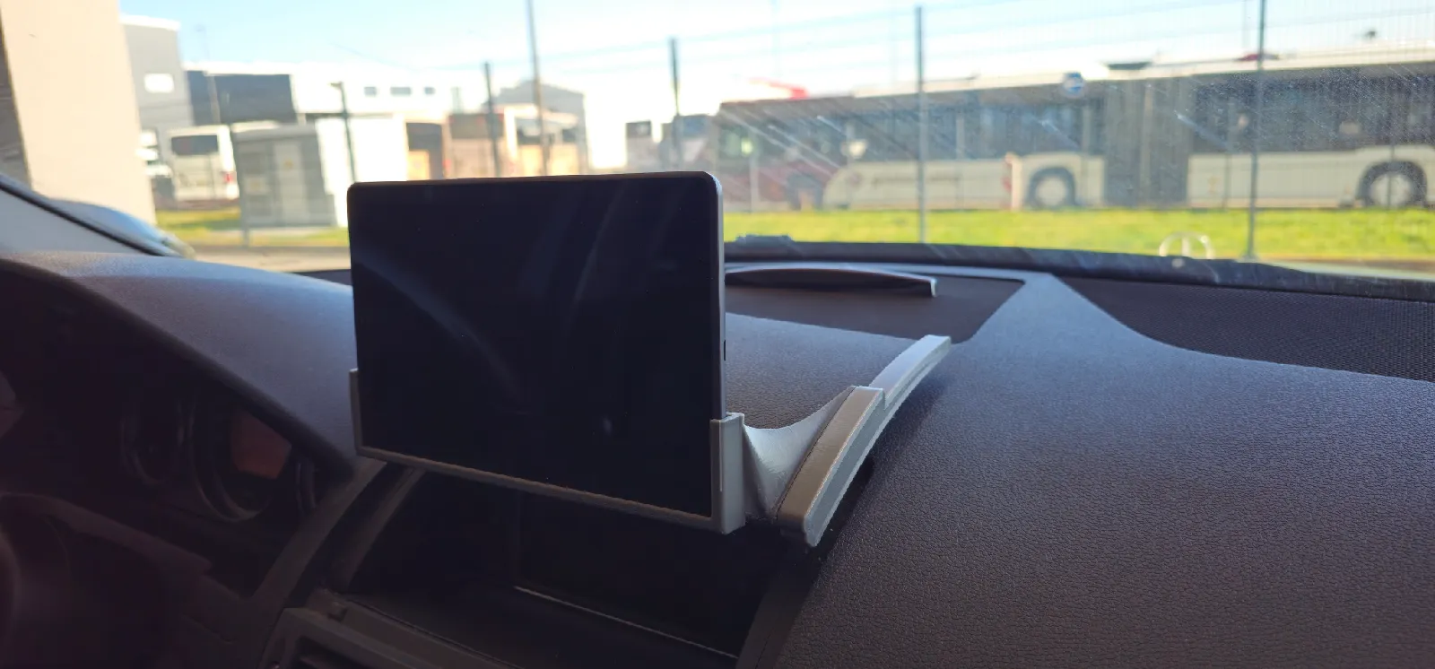 Mercedes W204 Tablet Halterung | Navi-Upgrade für C-Klasse - image4 Mercedes W204 Tablet Halterung | Navi-Upgrade für C-Klasse – Bild 4