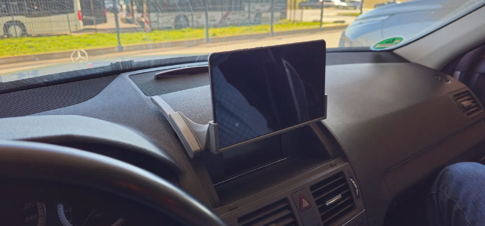 Mercedes W204 Tablet Halterung | Navi-Upgrade für C-Klasse - image5 Mercedes W204 Tablet Halterung | Navi-Upgrade für C-Klasse – Bild 5