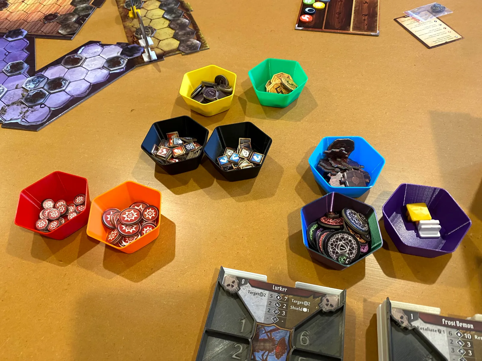 Stapelbare Hexagon-Sortierschalen für Brettspiele mit Deckel - image3 Stapelbare Hexagon-Sortierschalen für Brettspiele mit Deckel – Bild 3