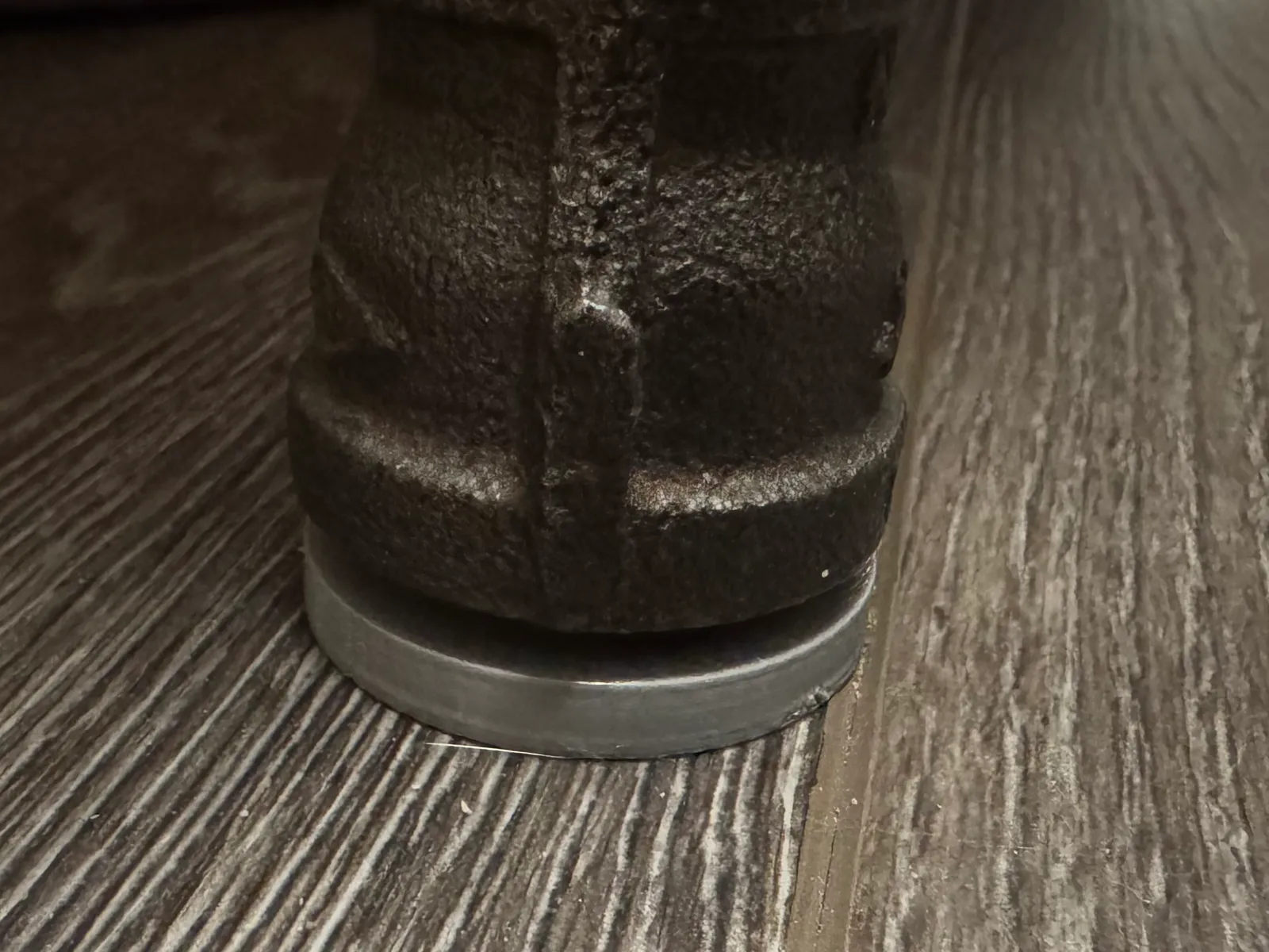 Verstellbare Möbelfüsse für Black Pipe Schreibtisch | DIY - image6 Verstellbare Möbelfüsse für Black Pipe Schreibtisch | DIY – Bild 6