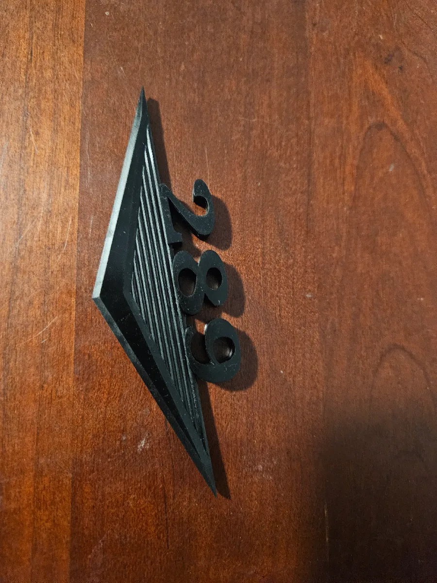 Mustang Emblem V8 Badge | Klassisches Fender Logo
