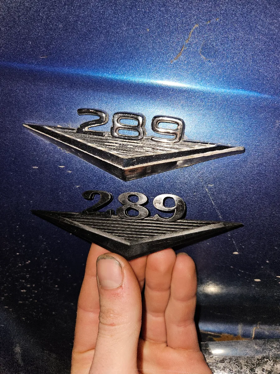 Mustang Emblem V8 Badge | Klassisches Fender Logo - image3 Mustang Emblem V8 Badge | Klassisches Fender Logo – Bild 3