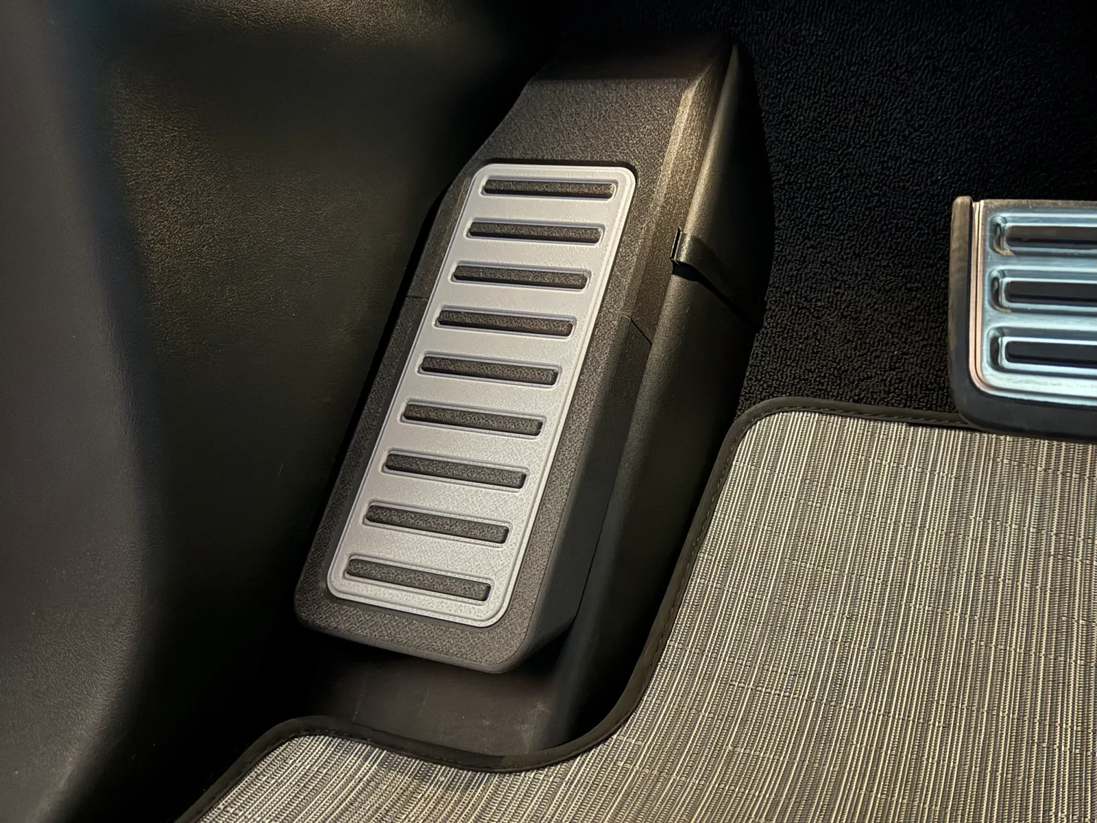 Rivian R1S & R1T Dead Pedal Extension | Ergonomische Fussstütze