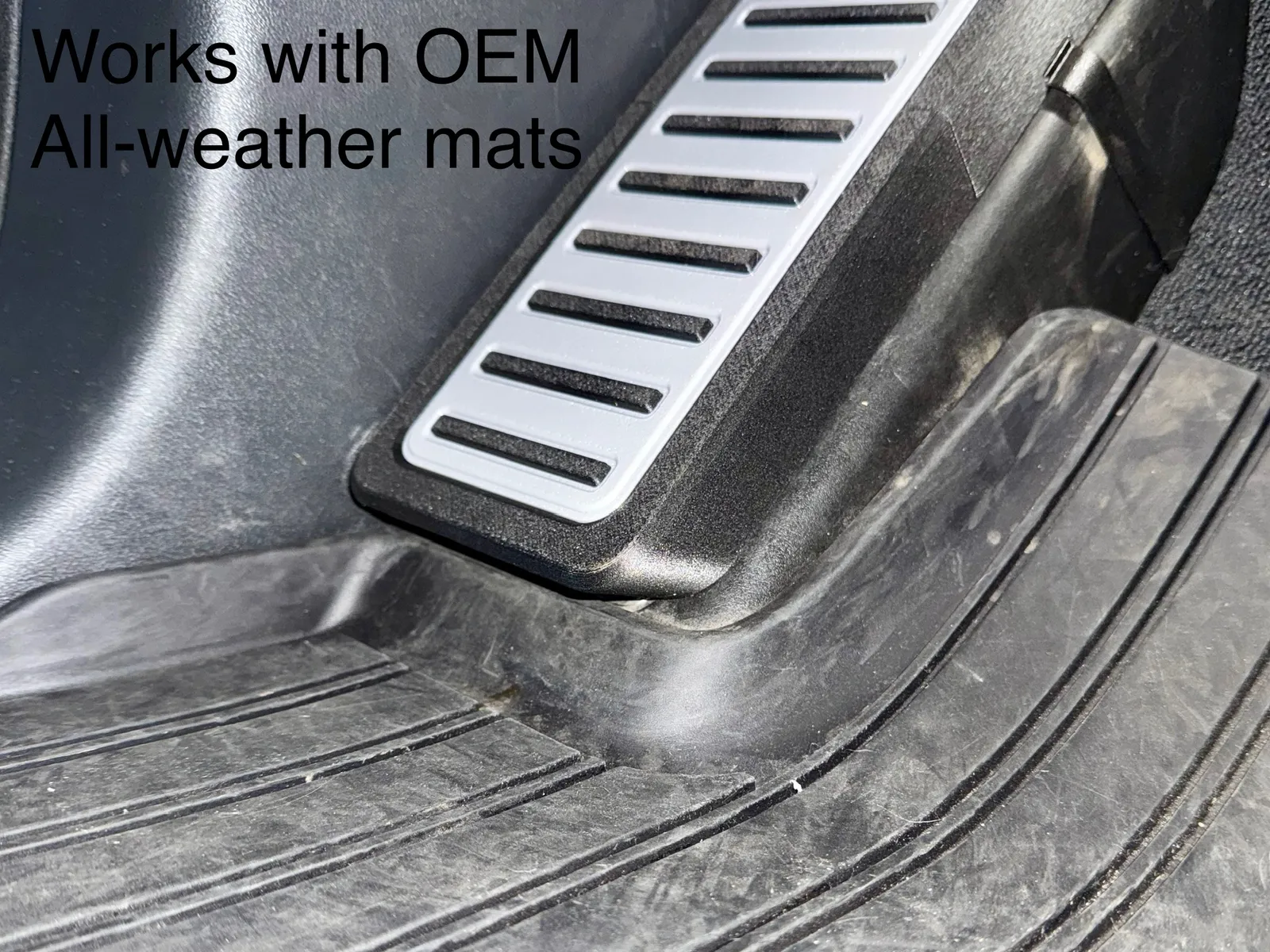 Rivian R1S & R1T Dead Pedal Extension | Ergonomische Fussstütze - image3 Rivian R1S & R1T Dead Pedal Extension | Ergonomische Fussstütze – Bild 3