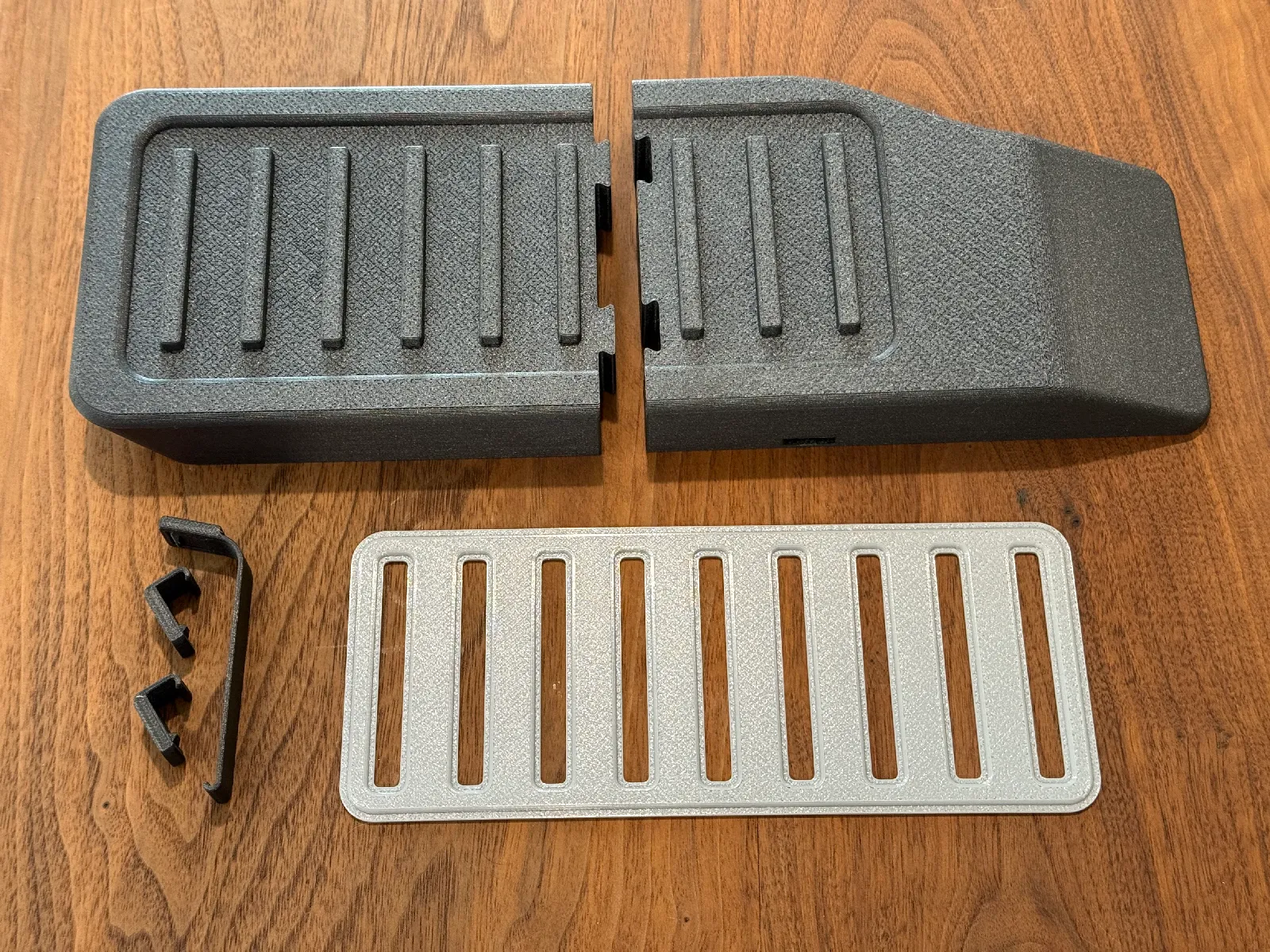 Rivian R1S & R1T Dead Pedal Extension | Ergonomische Fussstütze - image4 Rivian R1S & R1T Dead Pedal Extension | Ergonomische Fussstütze – Bild 4