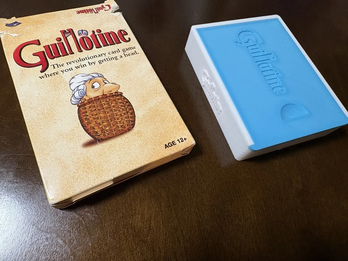 Kompakte Kartenbox für 'Guillotine' – Brettspiel Organizer