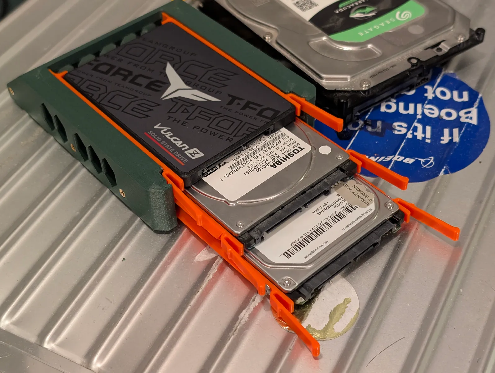 SSD zu HDD Adapter 3-fach | 2.5 auf 3.5 Zoll Einbaurahmen - image3 SSD zu HDD Adapter 3-fach | 2.5 auf 3.5 Zoll Einbaurahmen – Bild 3
