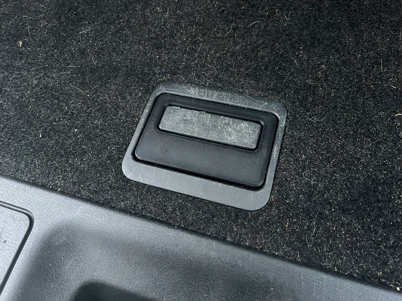 Nissan Pathfinder Griff Kofferraum | Ersatzteil Ladeboden - image3 Nissan Pathfinder Griff Kofferraum | Ersatzteil Ladeboden – Bild 3