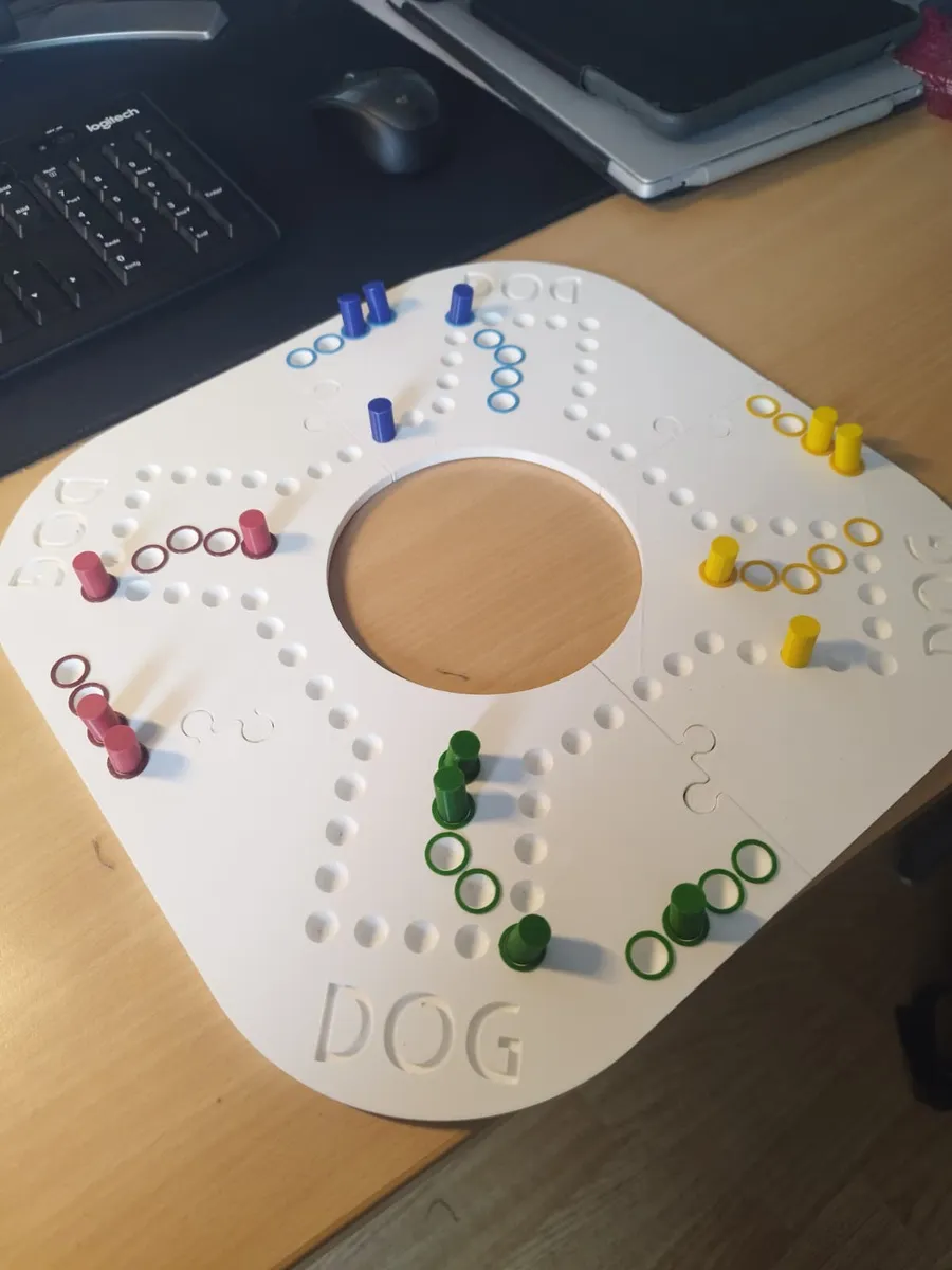 DOG Brettspiel Set | Modulares Ludo-Style Spiel für 4 Personen - image4 DOG Brettspiel Set | Modulares Ludo-Style Spiel für 4 Personen – Bild 4