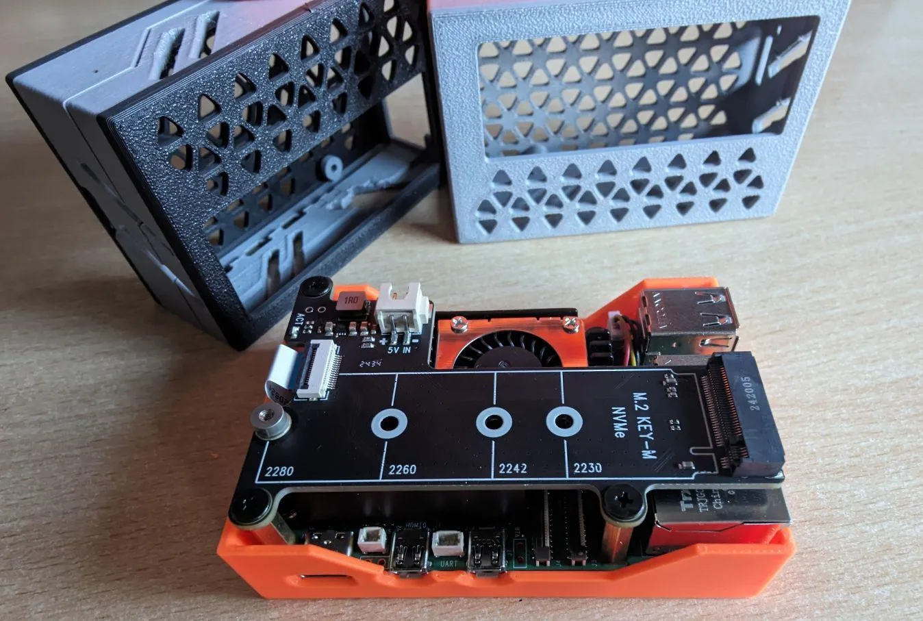 Raspberry Pi 5 Gehäuse | NVMe & Active Cooler Case - image4 Raspberry Pi 5 Gehäuse | NVMe & Active Cooler Case – Bild 5