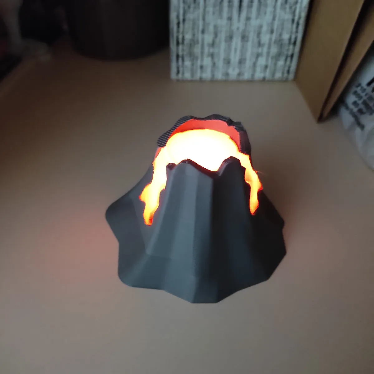 Vulkan LED-Teelichthalter | Dekorative Leuchte & Diorama