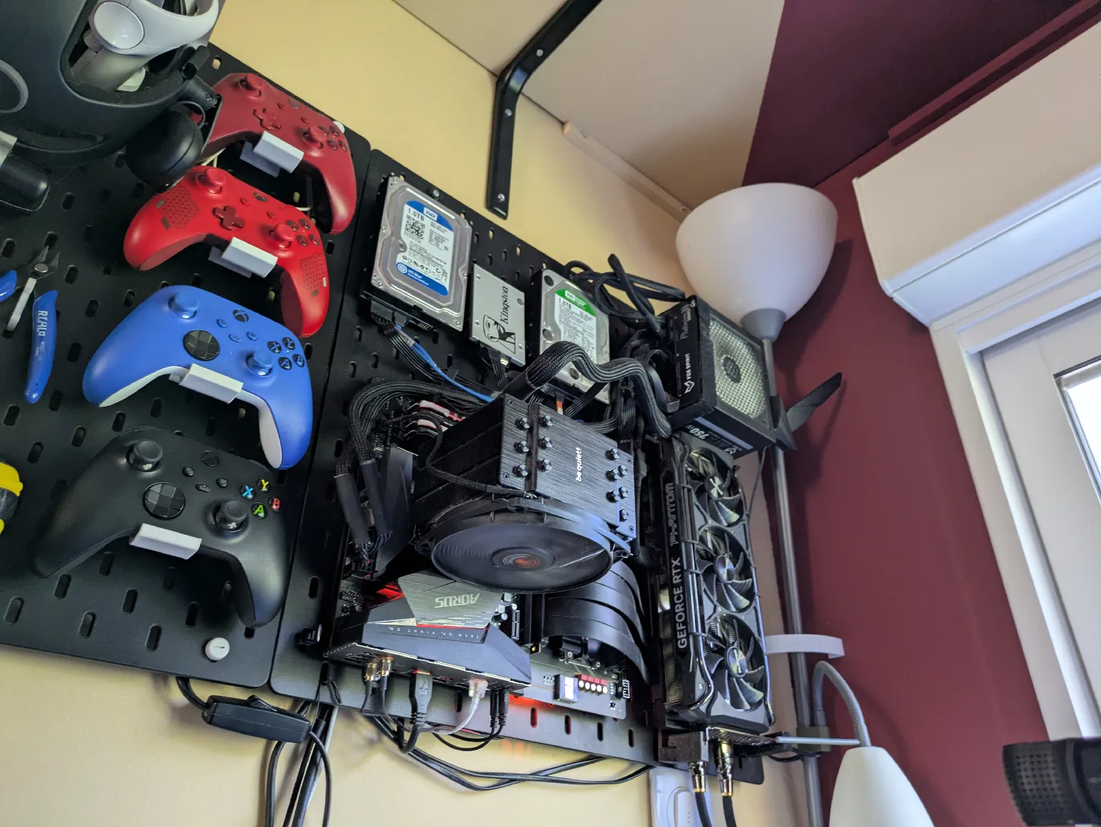 SKADIS PC Wandhalterung Set | Gaming Pegboard Setup