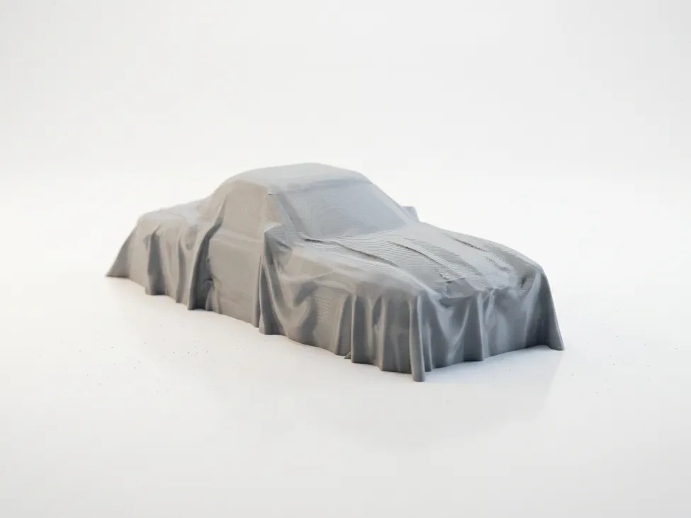 Mercedes-Benz SLT LKW-Modell | Sammlerfigur unter Tuch
