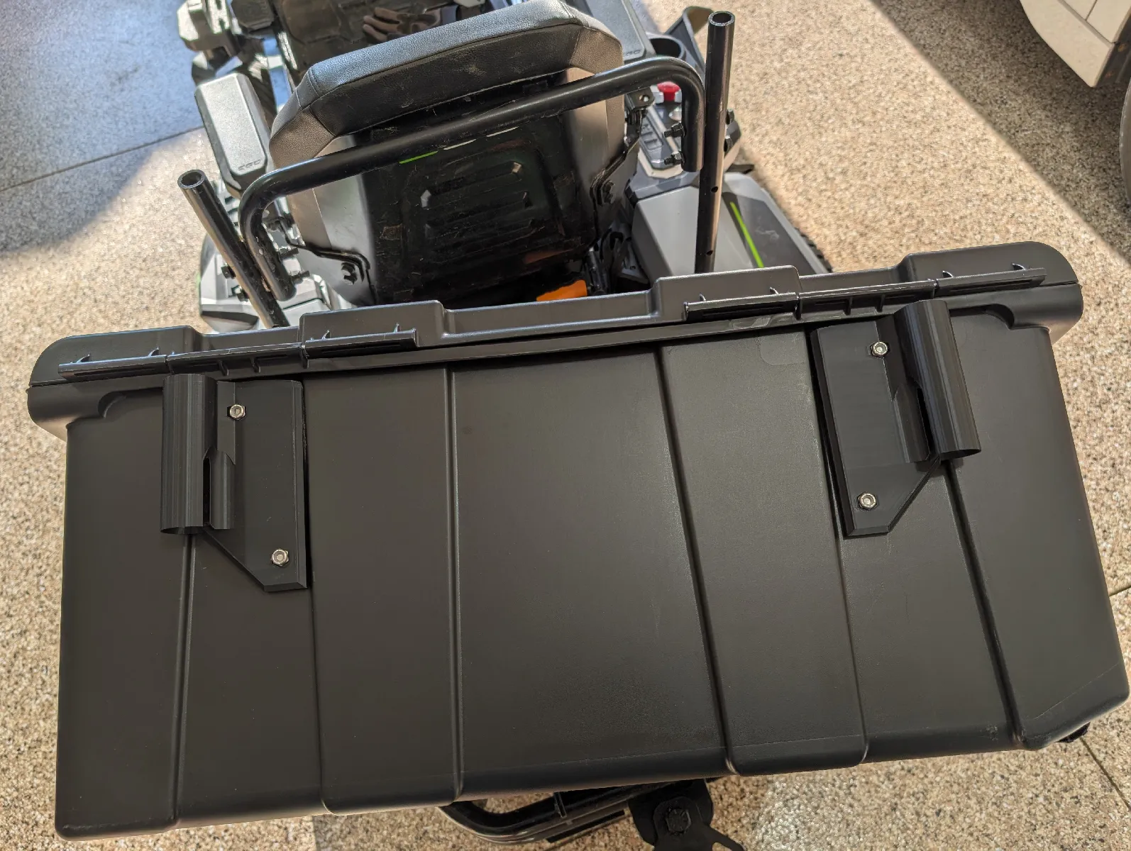 EGO Z6 Transportbox-Halterung | Zubehör für Rasentraktor - image7 EGO Z6 Transportbox-Halterung | Zubehör für Rasentraktor – Bild 7