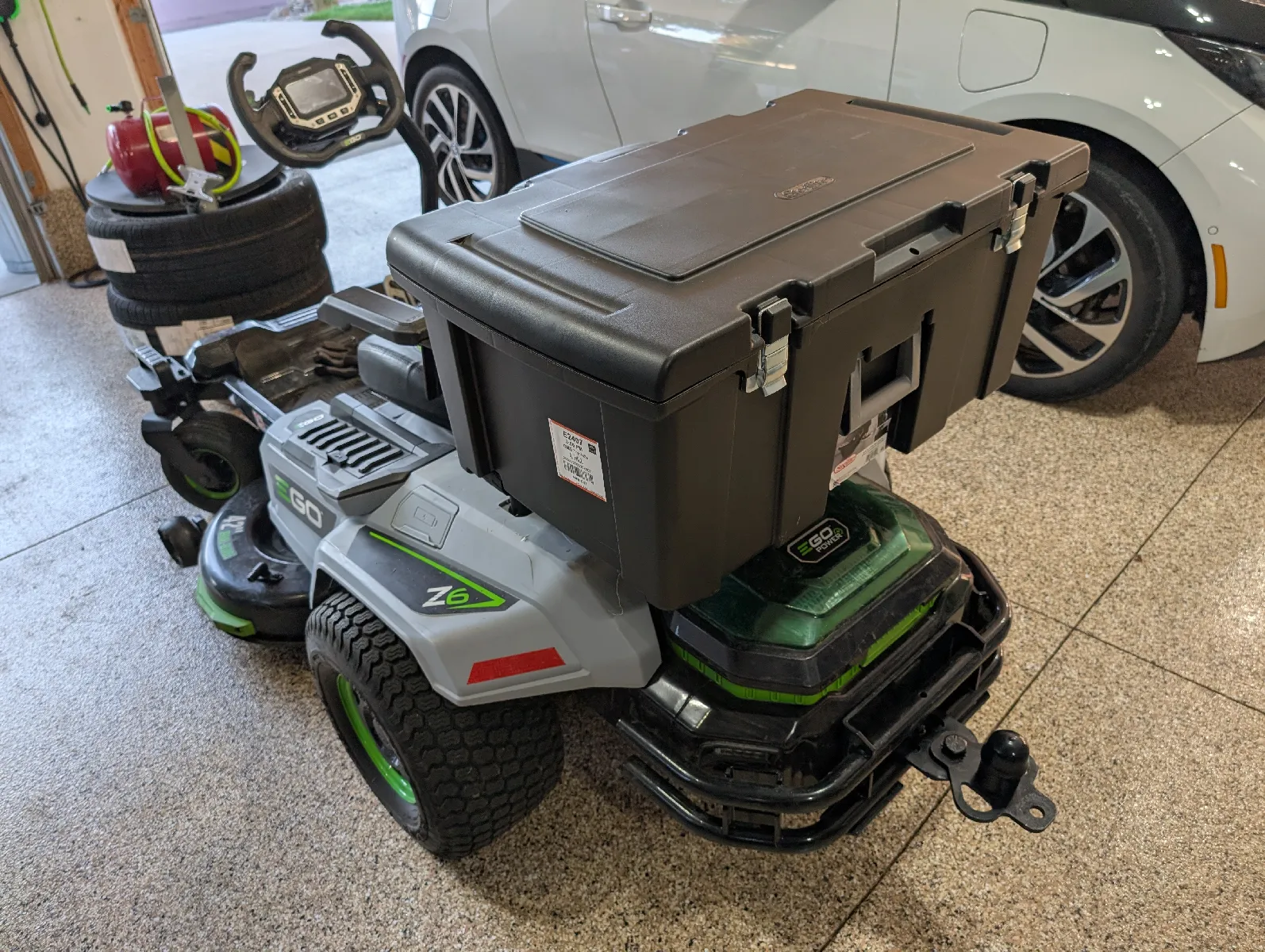EGO Z6 Transportbox-Halterung | Zubehör für Rasentraktor - image8 EGO Z6 Transportbox-Halterung | Zubehör für Rasentraktor – Bild 8