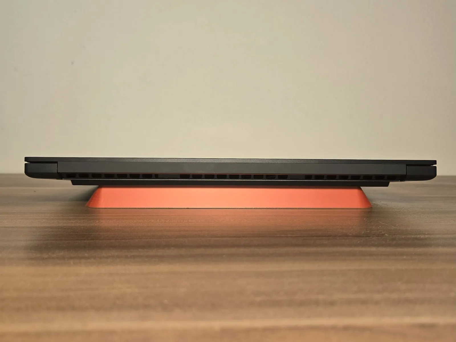 Laptop Riser Ergonomisch | Minimalistischer Notebook Ständer - image4 Laptop Riser Ergonomisch | Minimalistischer Notebook Ständer – Bild 4