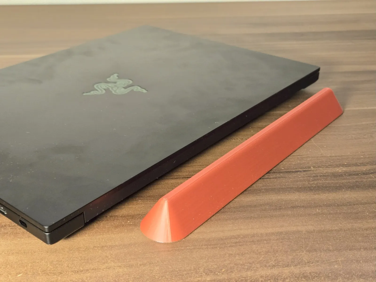 Laptop Riser Ergonomisch | Minimalistischer Notebook Ständer - image5 Laptop Riser Ergonomisch | Minimalistischer Notebook Ständer – Bild 5
