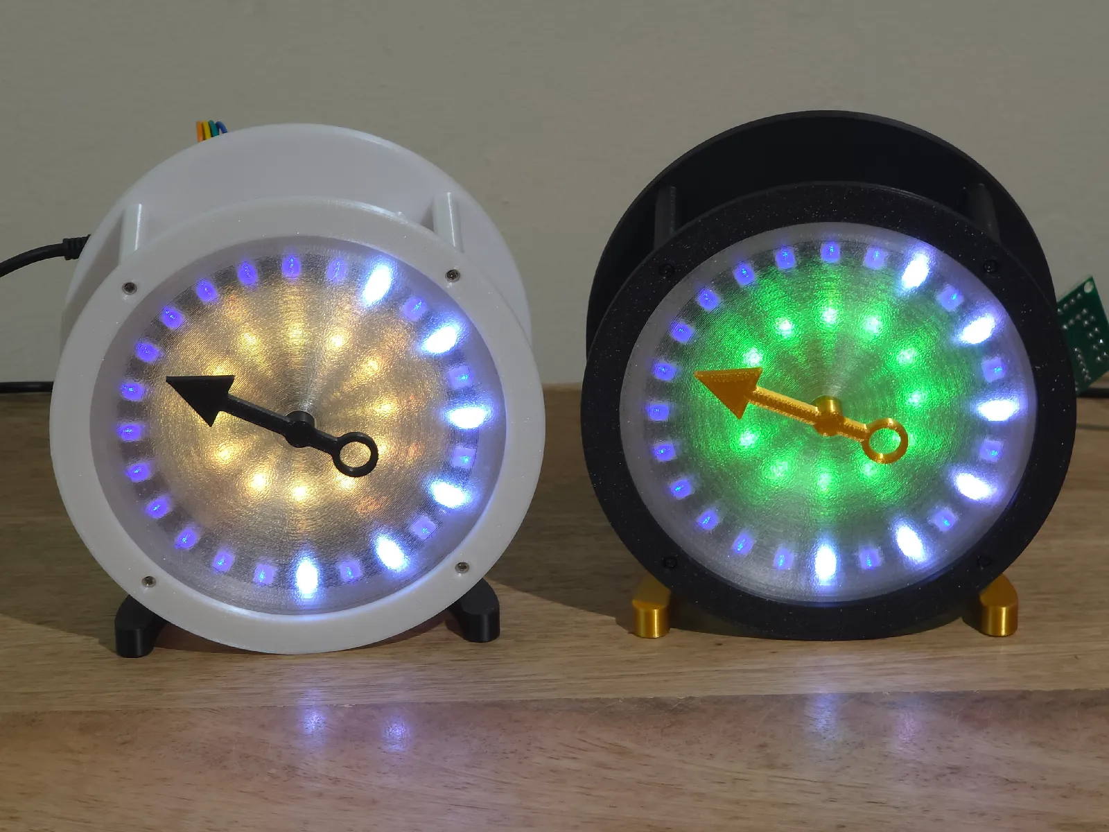 Hybrid LED Ring & Stepper Motor Uhr | Moderne Tischuhr