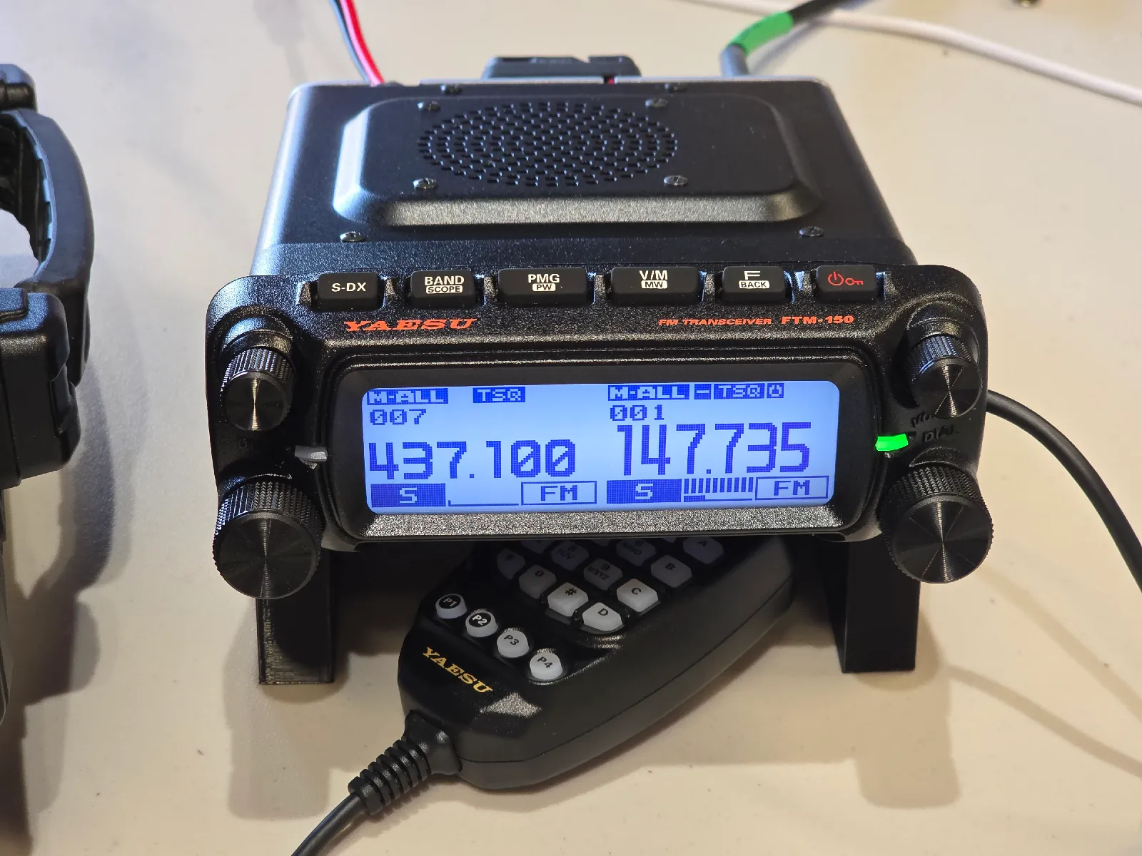 Yaesu FTM-150R Tischständer | Ergonomische Funkgeräte-Halterung