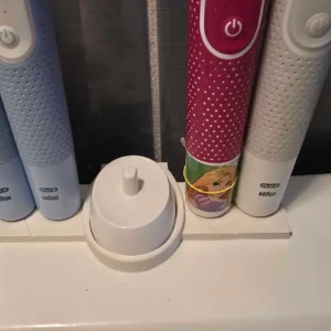 Oral-B Zahnbürstenhalter für 4 Personen | Platzsparender Ständer