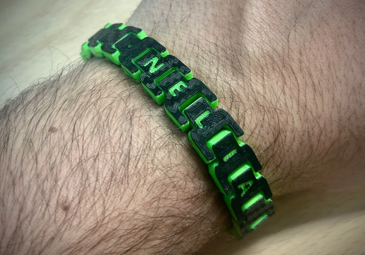 Personalisiertes Gliederarmband | Custom Letter Bracelet - image3 Personalisiertes Gliederarmband | Custom Letter Bracelet – Bild 3
