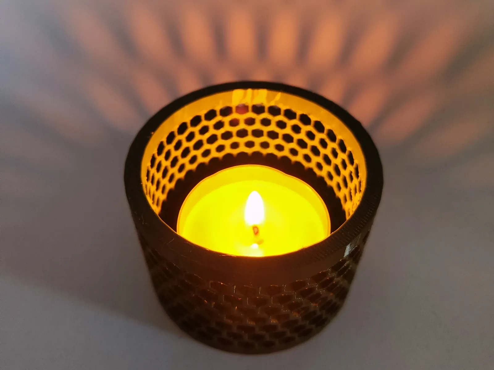 Honeycomb Teelichthalter | Modernes Deko-Licht mit Wabenmuster