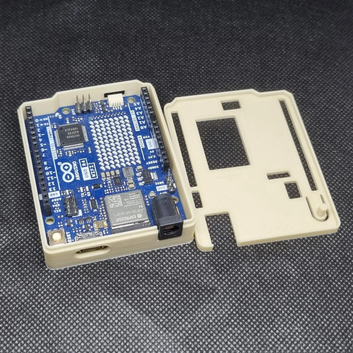 Arduino Uno R4 Gehäuse Snap-Fit | Schutzhülle ohne Schrauben - image5 Arduino Uno R4 Gehäuse Snap-Fit | Schutzhülle ohne Schrauben – Bild 5