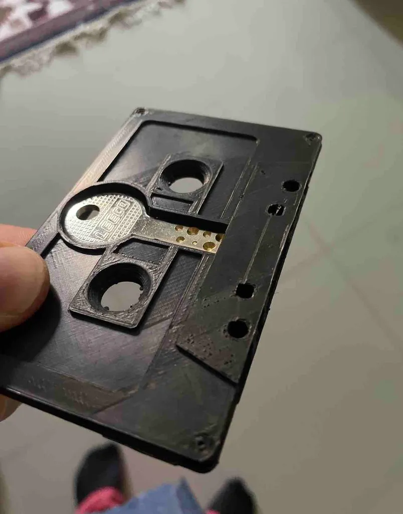Geheimversteck Kassette | Schlüssel-Safe im Retro-Design