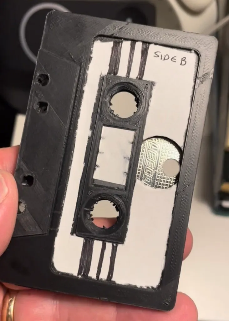 Geheimversteck Kassette | Schlüssel-Safe im Retro-Design - image7 Geheimversteck Kassette | Schlüssel-Safe im Retro-Design – Bild 7
