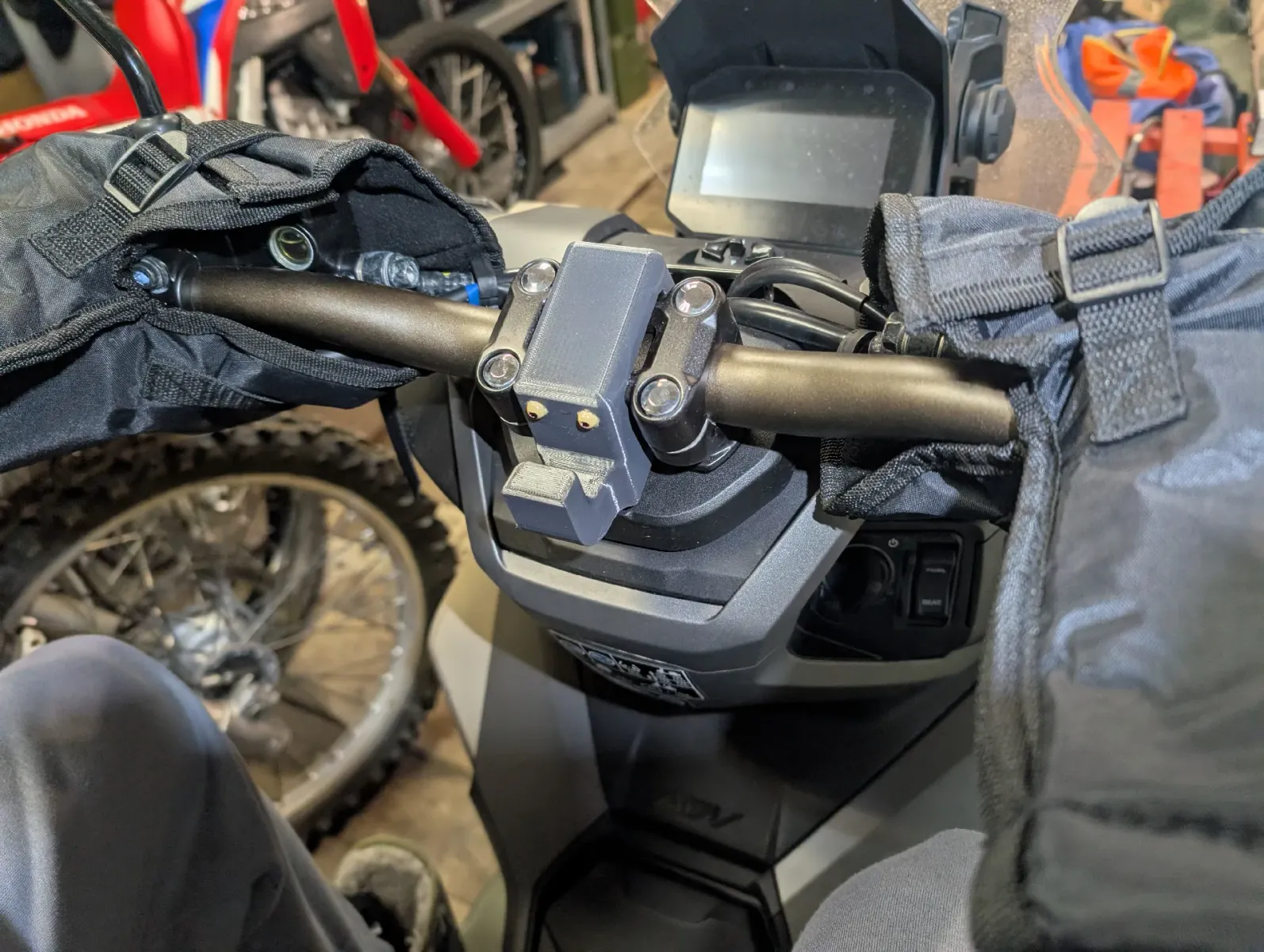 Honda ADV160 Lenkerhaken Elephant | Motorrad Gepäckhaken - image7 Honda ADV160 Lenkerhaken Elephant | Motorrad Gepäckhaken – Bild 7