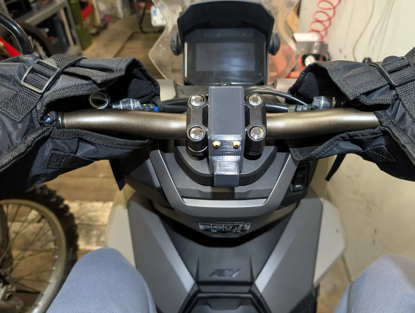 Honda ADV160 Lenkerhaken Elephant | Motorrad Gepäckhaken - image8 Honda ADV160 Lenkerhaken Elephant | Motorrad Gepäckhaken – Bild 8