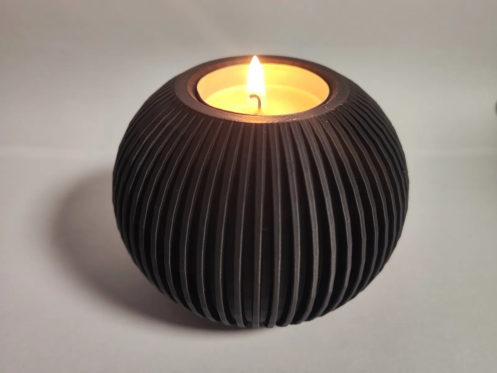 Moderner Teelichthalter Sphäre | Geripptes Design Deko