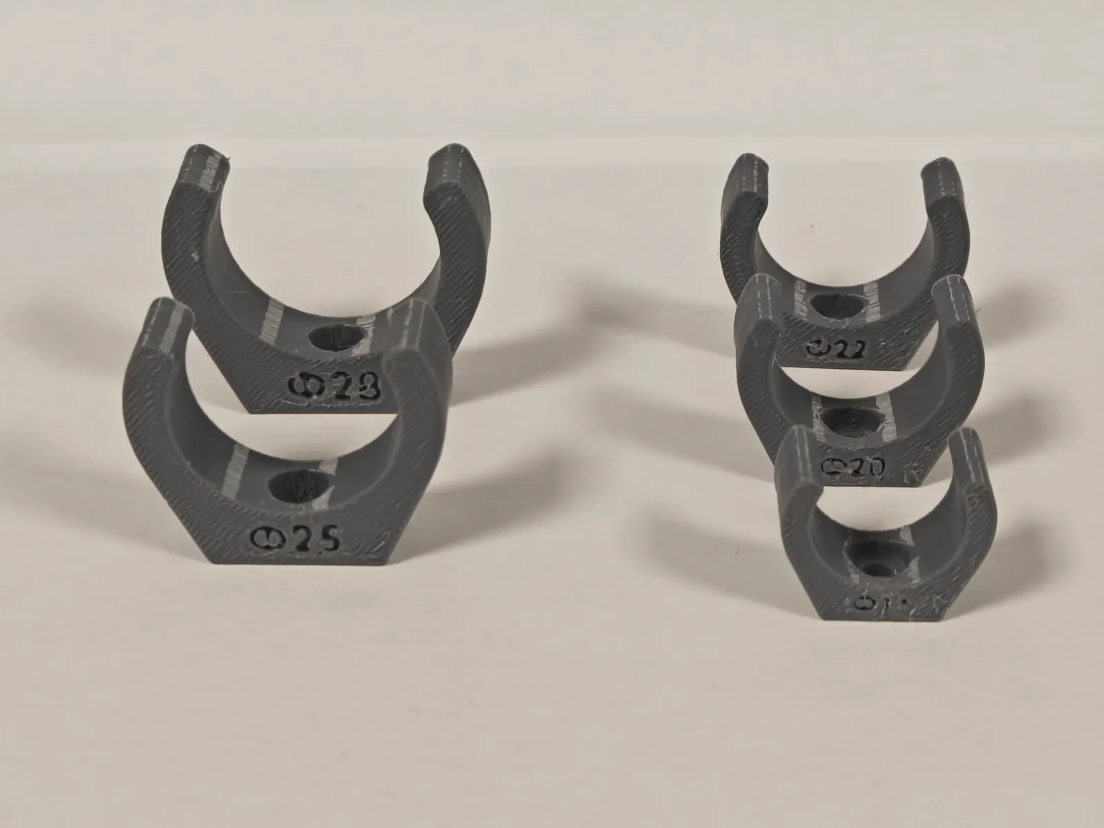 Kompakte Rohr- und Leitungshalter 2er Set (16, 20, 22, 25, 28 mm)