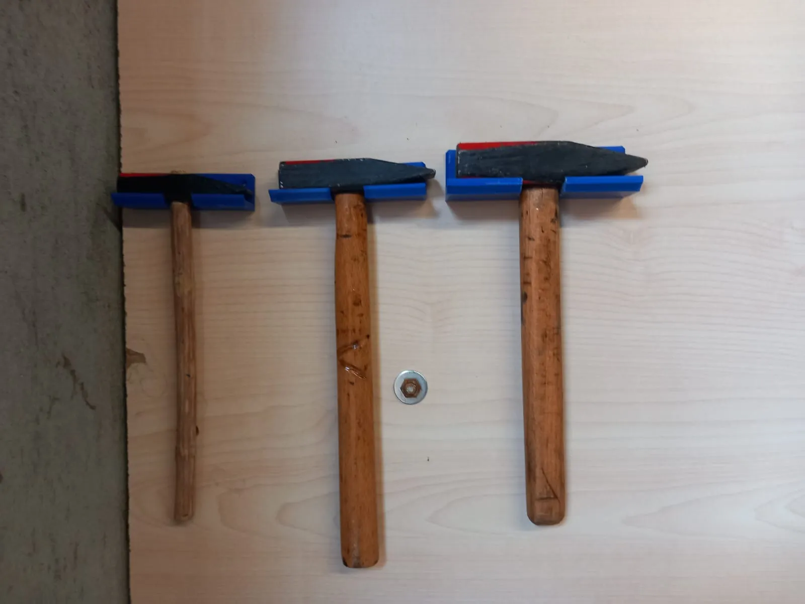 Wand-Hammerhalterung mit Gewichtsprägung