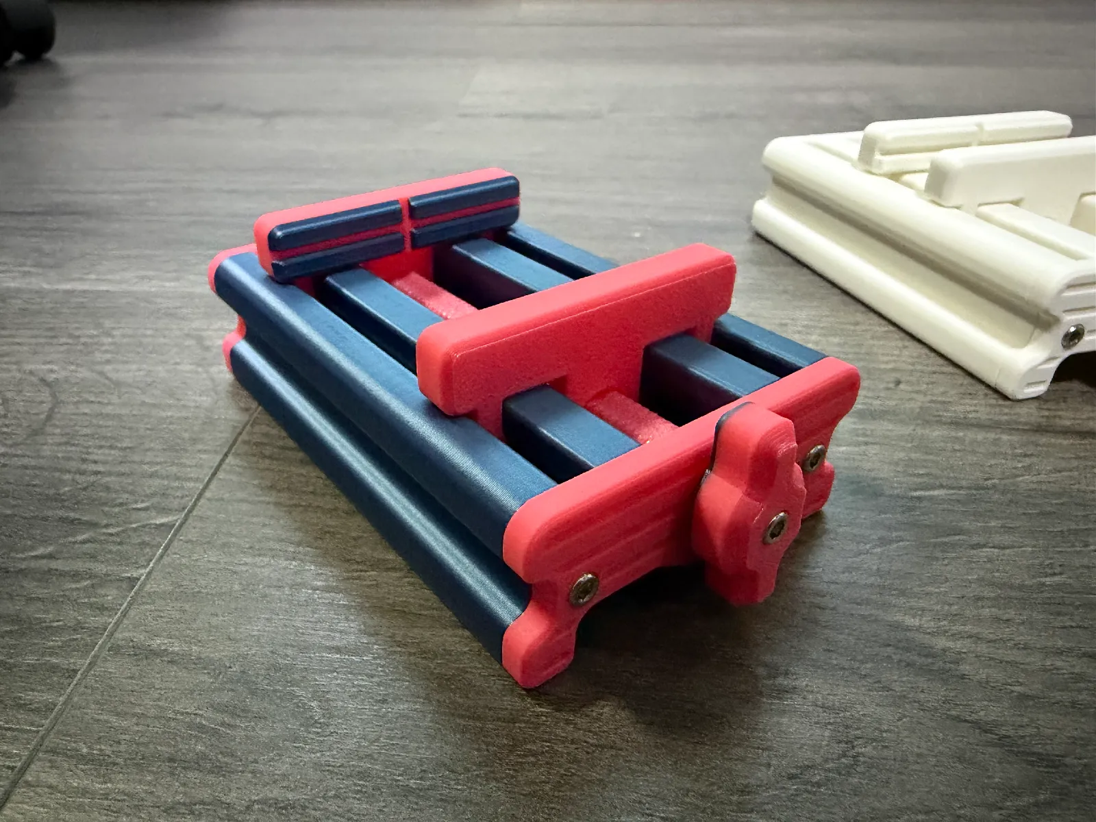 Selbstzentrierender Mini-Schraubstock für Modellbau